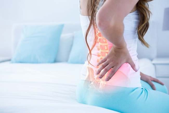 אישה סובלת מכאב בגב התחתון, ערוץ האורתופדיה